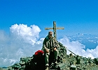 Am Gipfel des Pico de la Nieve (2123 m) am Ostkamm der Caldera de Taburiente. : Wyn, Gipfel-Kreuz, Wolken